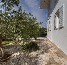 3 Bedroom Villa with Pool, Terrace and Sea Views near Vinisce, Sleeps 7